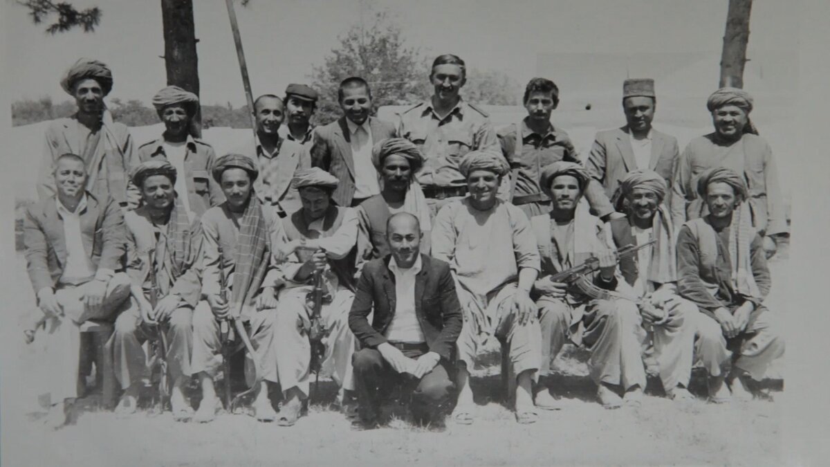 Специфическая погода Афганистана диктовала определенные требования к одежде: необходимость защищать поверхность тела и особенно голову от прямых солнечных лучей, легкая обувь, широкие штаны, легкая проветриваемая ткань. Это было хорошо заметно в манере одеваться у местного населения. 