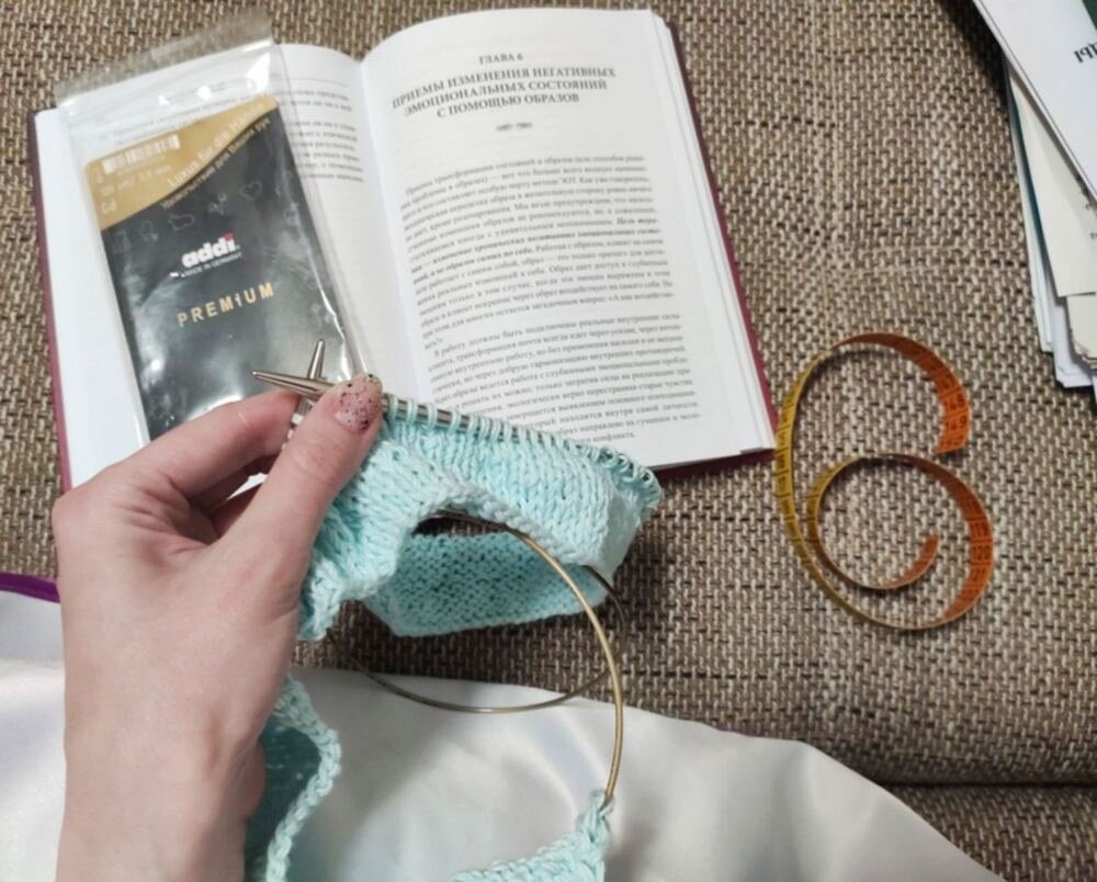 Сижу в хозяйственном фартуке (сатиновый, остался с одного из оффлайн-курсов): вяжу по ходу готовки попутно с учебой :)