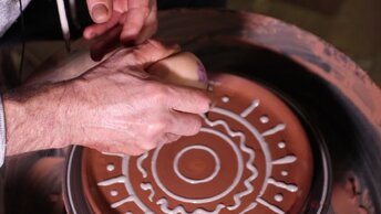 Роспись керамической тарелки белой глиной. Практический урок от опытного гончара.