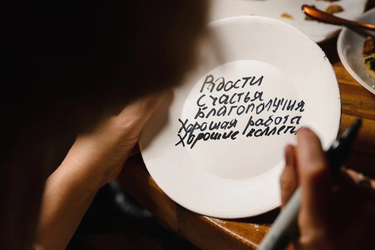 Рассказываем от традициях в блоге Breakit Битье тарелок в русской культуре имеет довольно длинную историю.