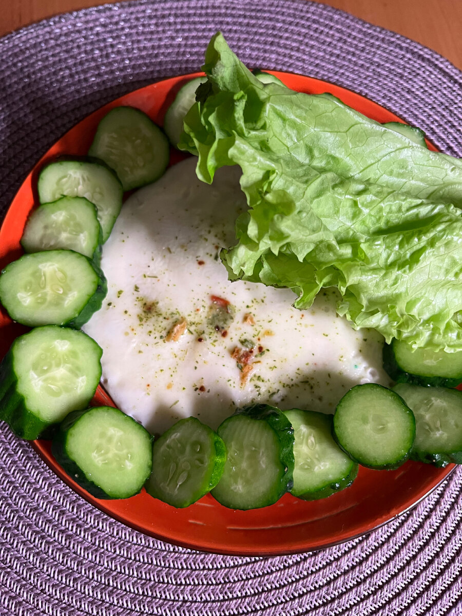 Белковый омлет с огурцом и салатом. Фото автора 