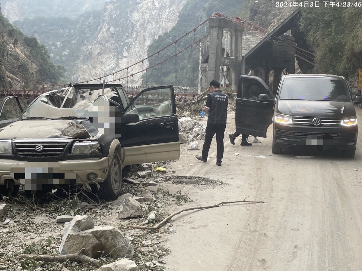 54-летний мужчина по фамилии Чжан погиб в результате падения камня внутрь своего джипа. Источник: Zhongtian News 