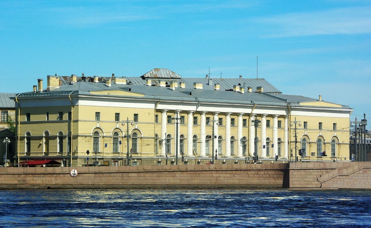 Здание Зоологического музея на Васильевском острове Санкт-Петербурга.
