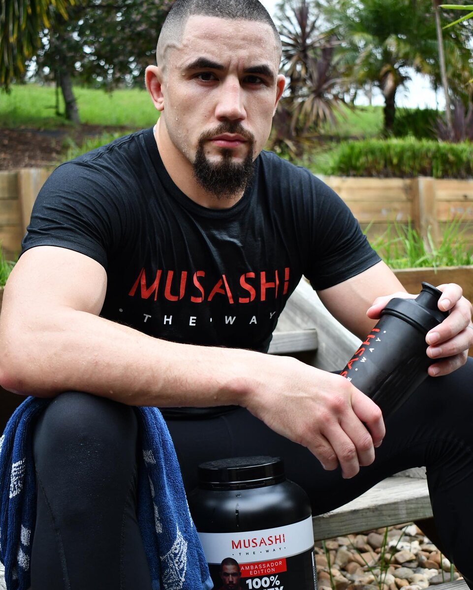 Главная проблема Уиттакера - сильный износ и пробитость, за плечами экс-чемпиона много тяжелых войн в которых он потерял здоровье. 