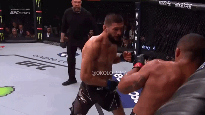 Достаточно вспомнить, какую трепку задал Чимаеву маленький безударный грэпплер Гилберт Бернс, чтобы насторожиться. А что будет если такую же банку он примет от здорового мужика, который умеет бить? 