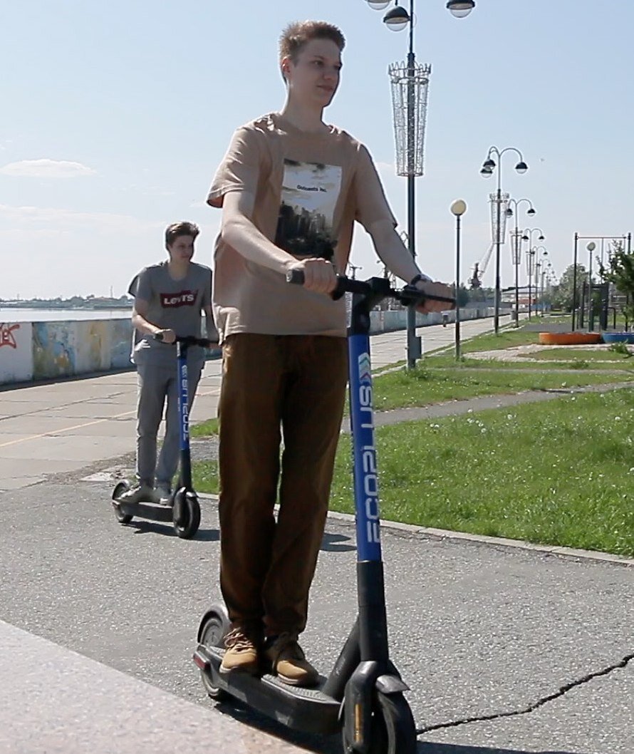 Прокатчики самокатов цинично заявляют, что запрещают подросткам арендовать самокаты. 
