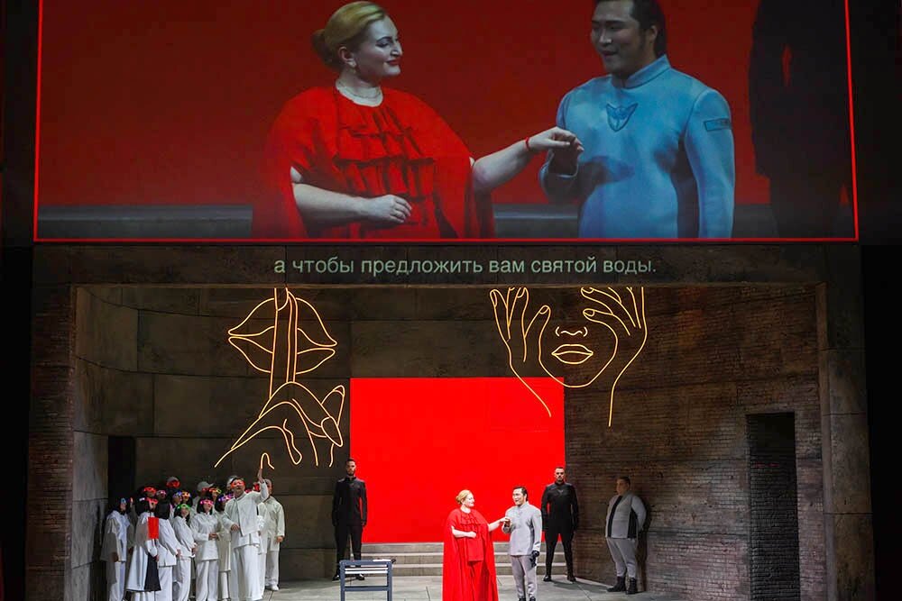    Постановка получается "двухэтажной": на сцене дают оперу, над головами певцов идет кино с теми же персонажами. / Никита Чунтомов / ПермьОпера