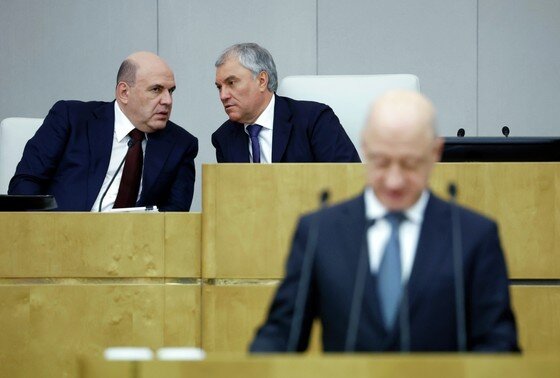    Председатель правительства РФ Михаил Мишустин после выступления с ежегодным отчетом правительства РФ в Государственной думе РФ. Справа: председатель Государственной думы РФ Вячеслав Володин