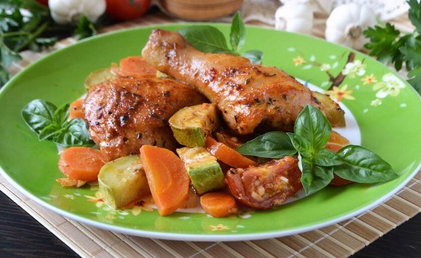 Вариант ужина - запечённая курица с овощами. 