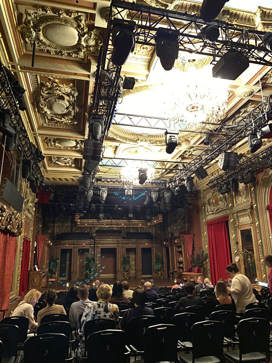 Зрительный зал театра напоминает интерьеры дорого ресторана 