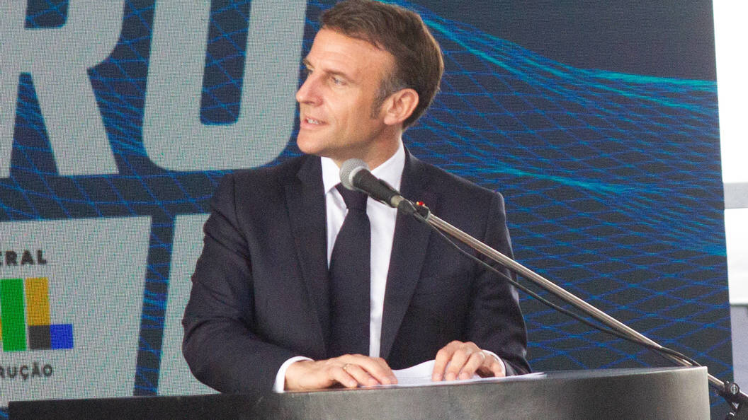 выборы во франции. эммануэль макрон в профиль. макрон фото бокс. макрон фото бокс. эммануэль макрон смеется.