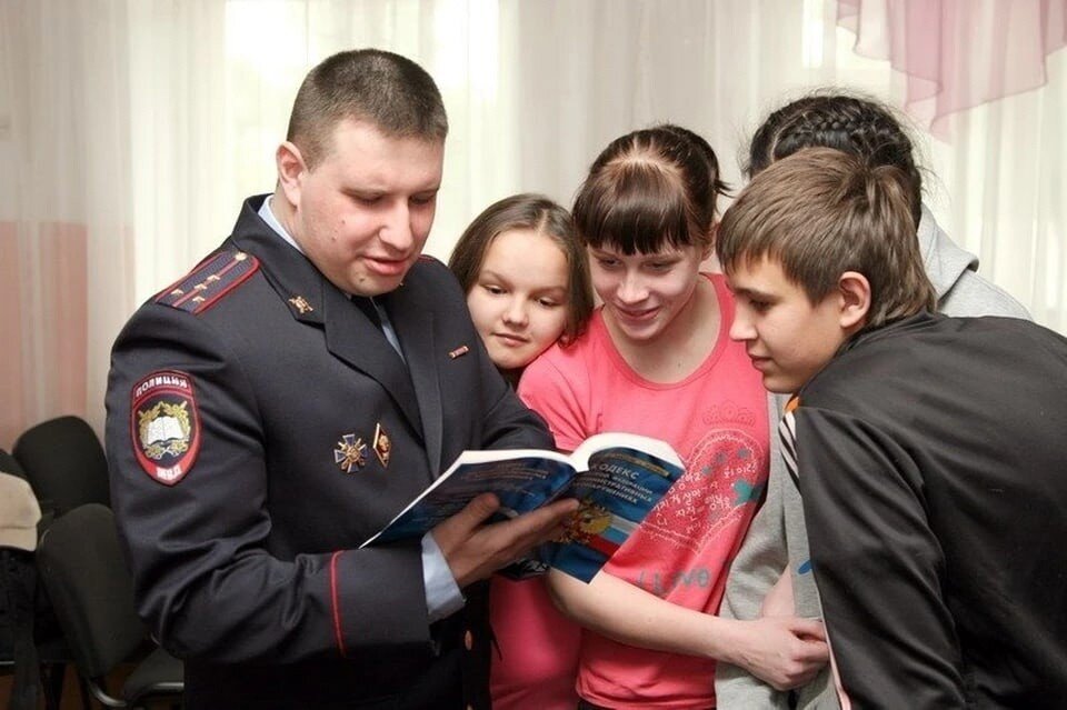 подросток общается с полицейским