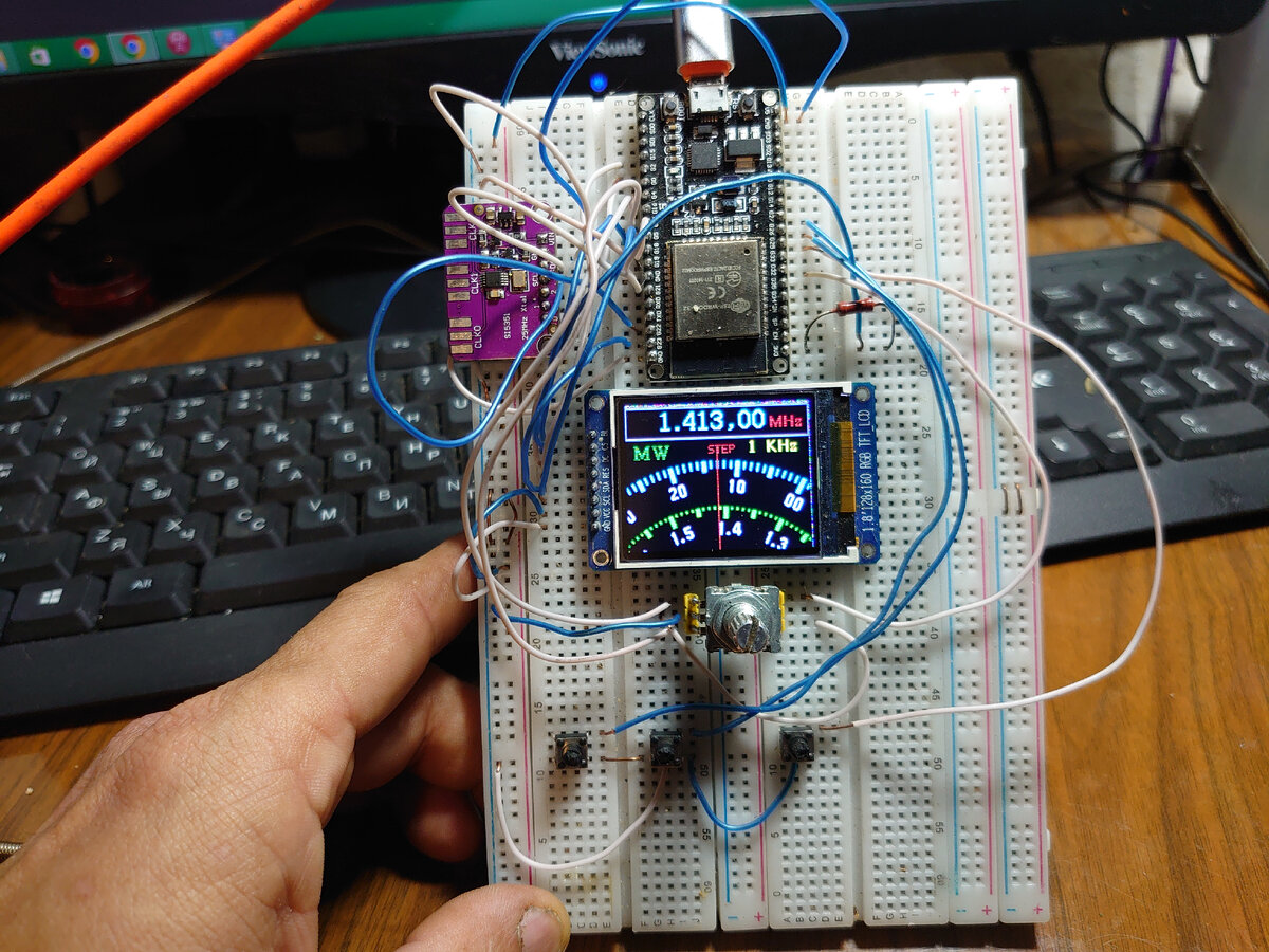 Всем доброго.  В прошлом году на просторах интернета нашел интересный проект - синтезатор частоты на SI5351 с TFT дисплеем эмулирующем аналоговую шкалу.
Построено данное устройство на плате ESP32.
