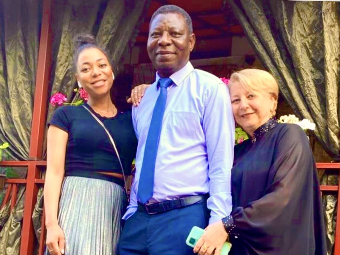 Счастливая семья: мама, папа и юная Либерж