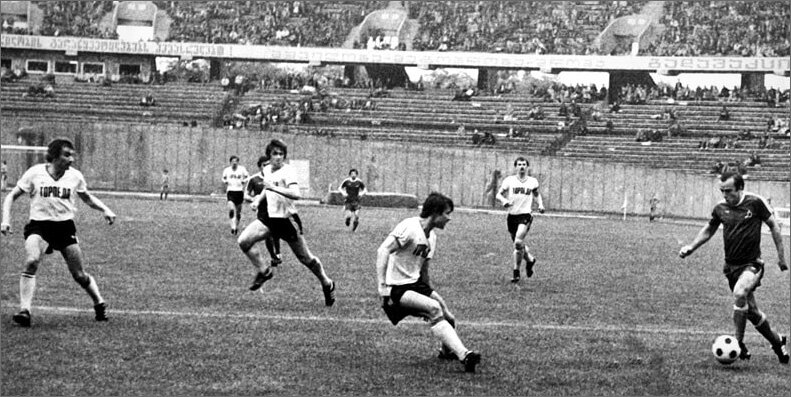 «Динамо» (Тбилиси) – «Торпедо» - 0:0. Слева направо в белом торпедовцы Александр Гостенин, Василий Жупиков, Александр Полукаров, Виктор Круглов и динамовец Рамаз Шенгелия (с мячом).