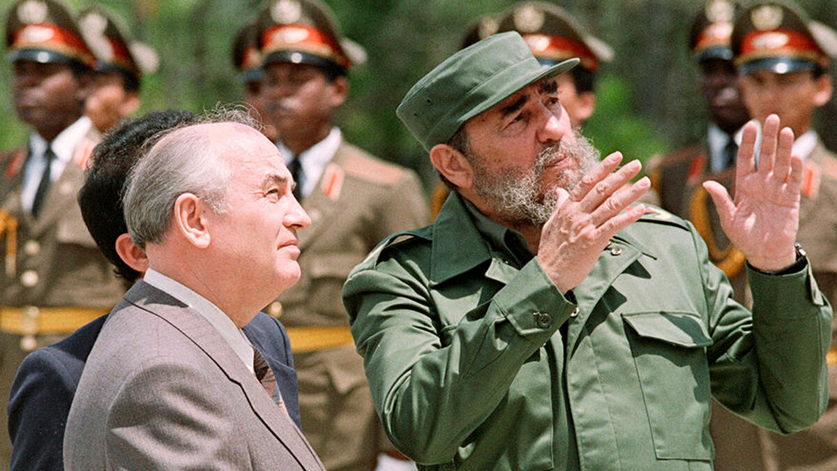 Генеральный секретарь ЦК КПСС Михаил Горбачев во время встречи с первым секретарем ЦК Компартии Кубы Фиделем Кастро в ходе официального визита в республику, 1989 год. Фото: Сергей Гунеев / РИА «Новости»