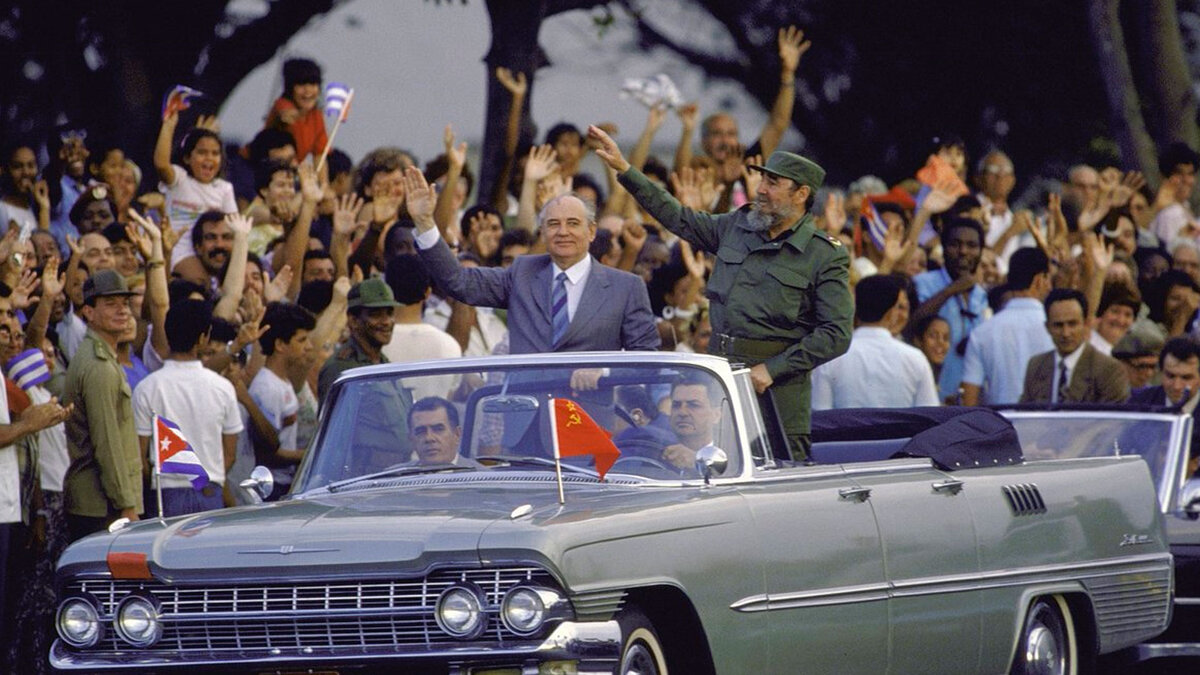 Генеральный секретарь ЦК КПСС Михаил Горбачев во время встречи с первым секретарем ЦК Компартии Кубы Фиделем Кастро в ходе официального визита в республику, 1989 год. Фото: Dirck Halstead / Getty Images