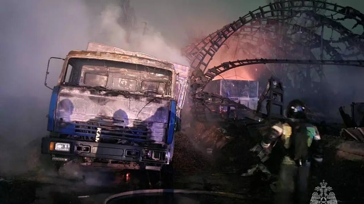     В ангаре на момент пожара находилось два автомобиля, а также емкости с топливом, рассказали в управлении МЧС по Ростовской области.