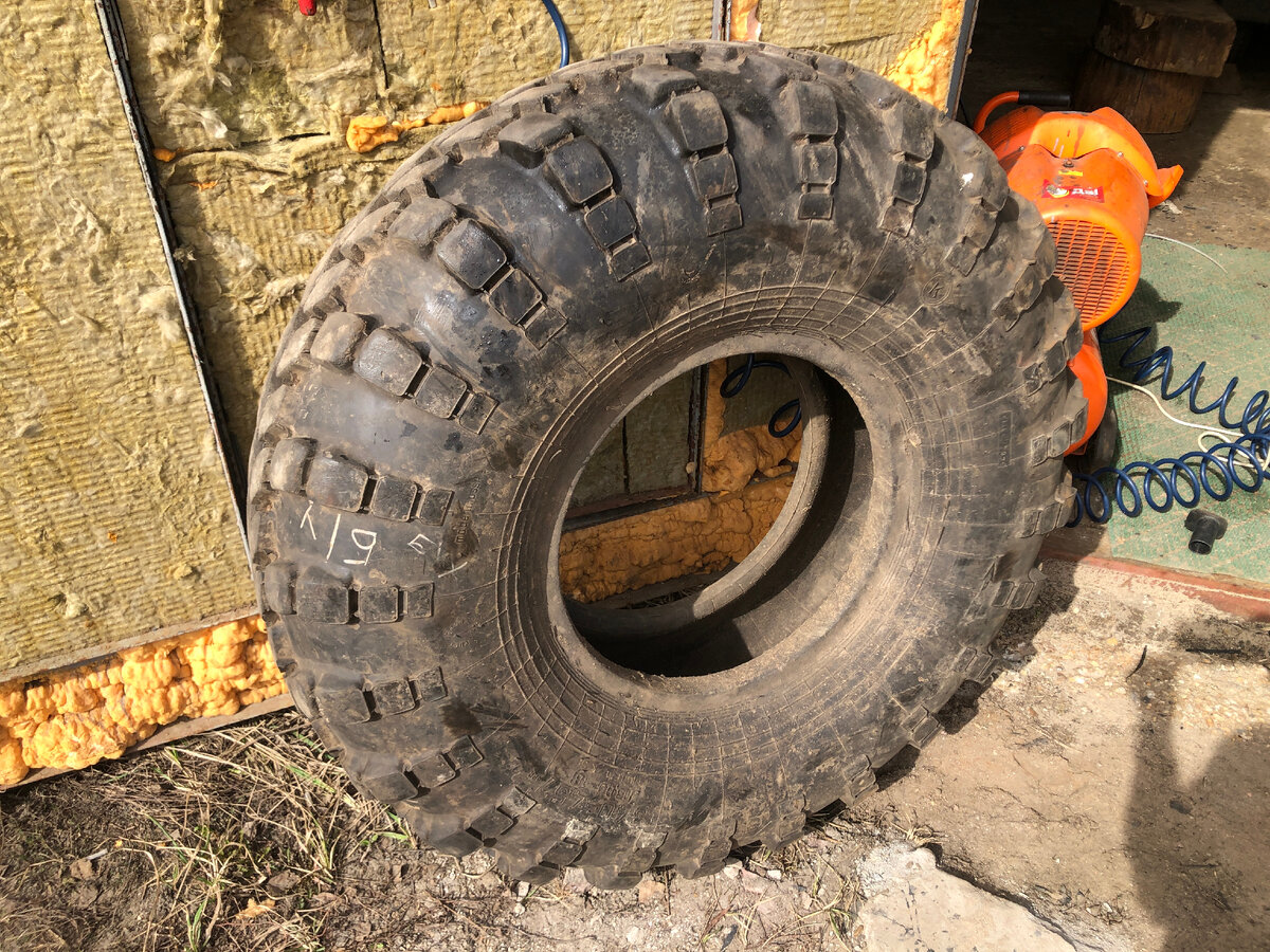  Одна шина была на диске, разбортировать в гараже,  даже двумя ломами не удалось. Пришлось везти на грузовой шиномонтаж