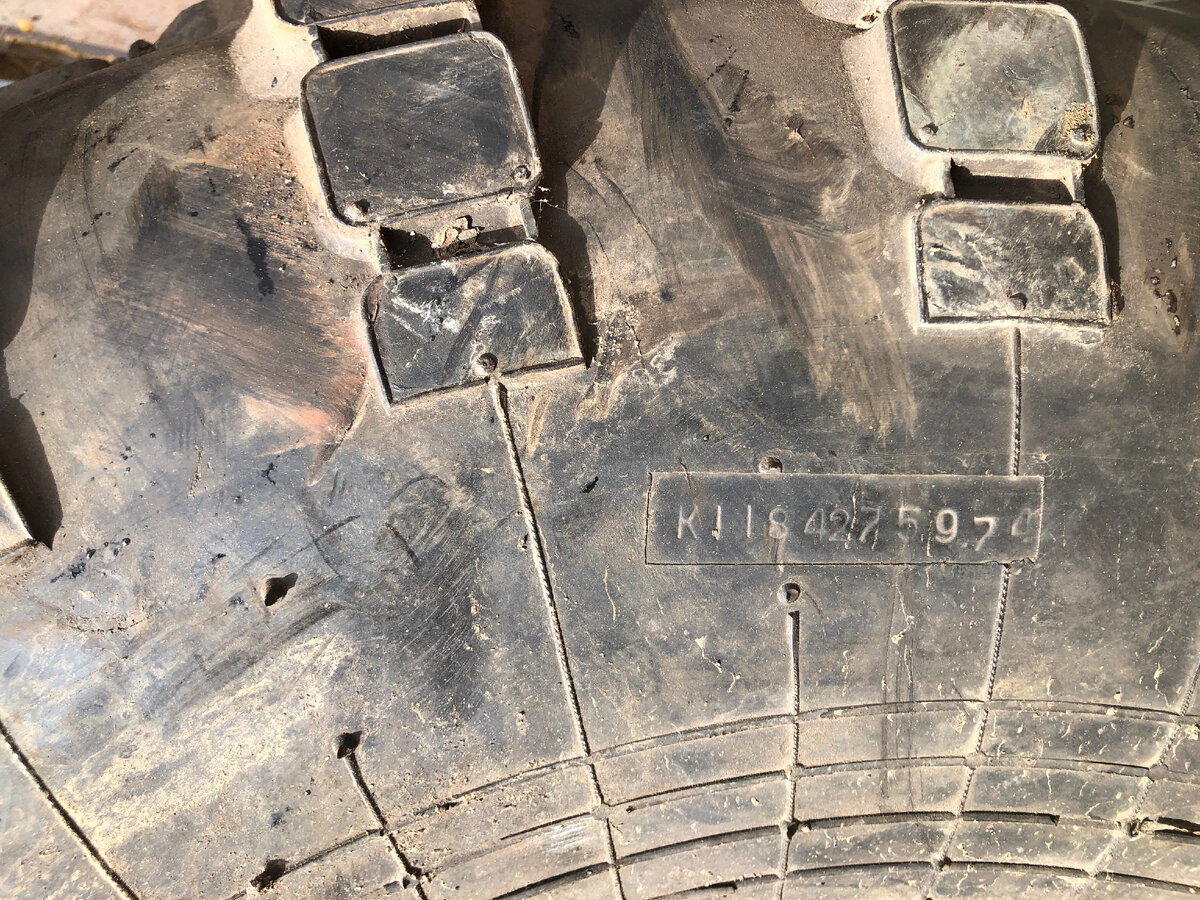 Одна шина судя по надписи 1974, вторая аж 1969 года. 