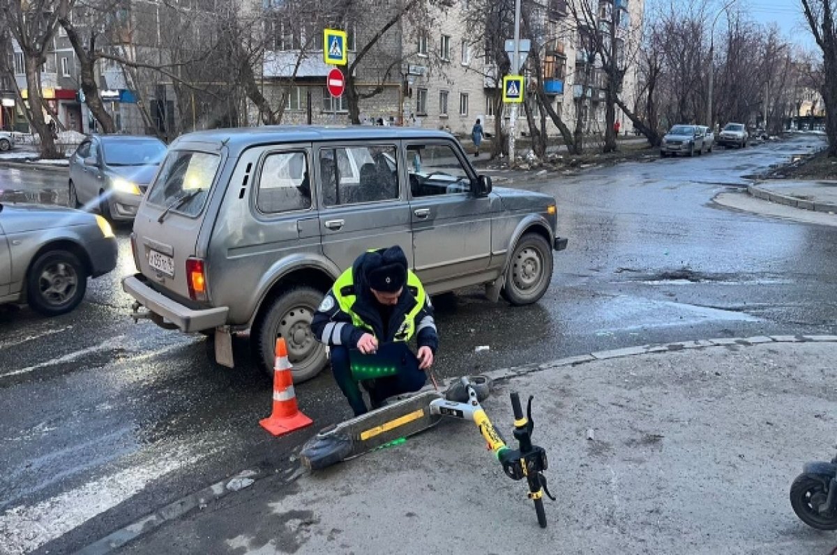    На Урале школьница отпросилась погулять и врезалась на самокате в машину