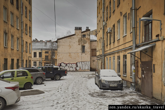 Двор в Петербурге