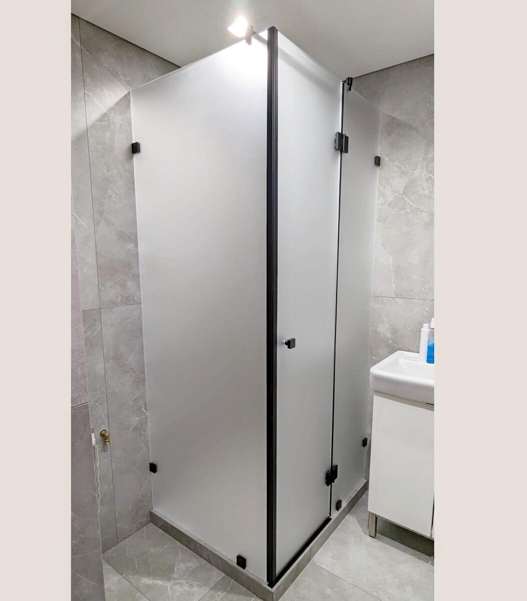 Душевая угловая перегородка из матового стекла
