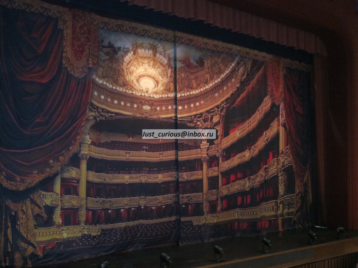 Это не собственный их интерьер. Это занавес к спектаклю