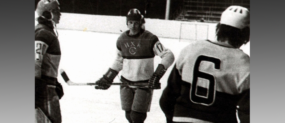 Один из ранних вариантов формы "Нефтехимика".  На свитере буквы "СК. НХК".