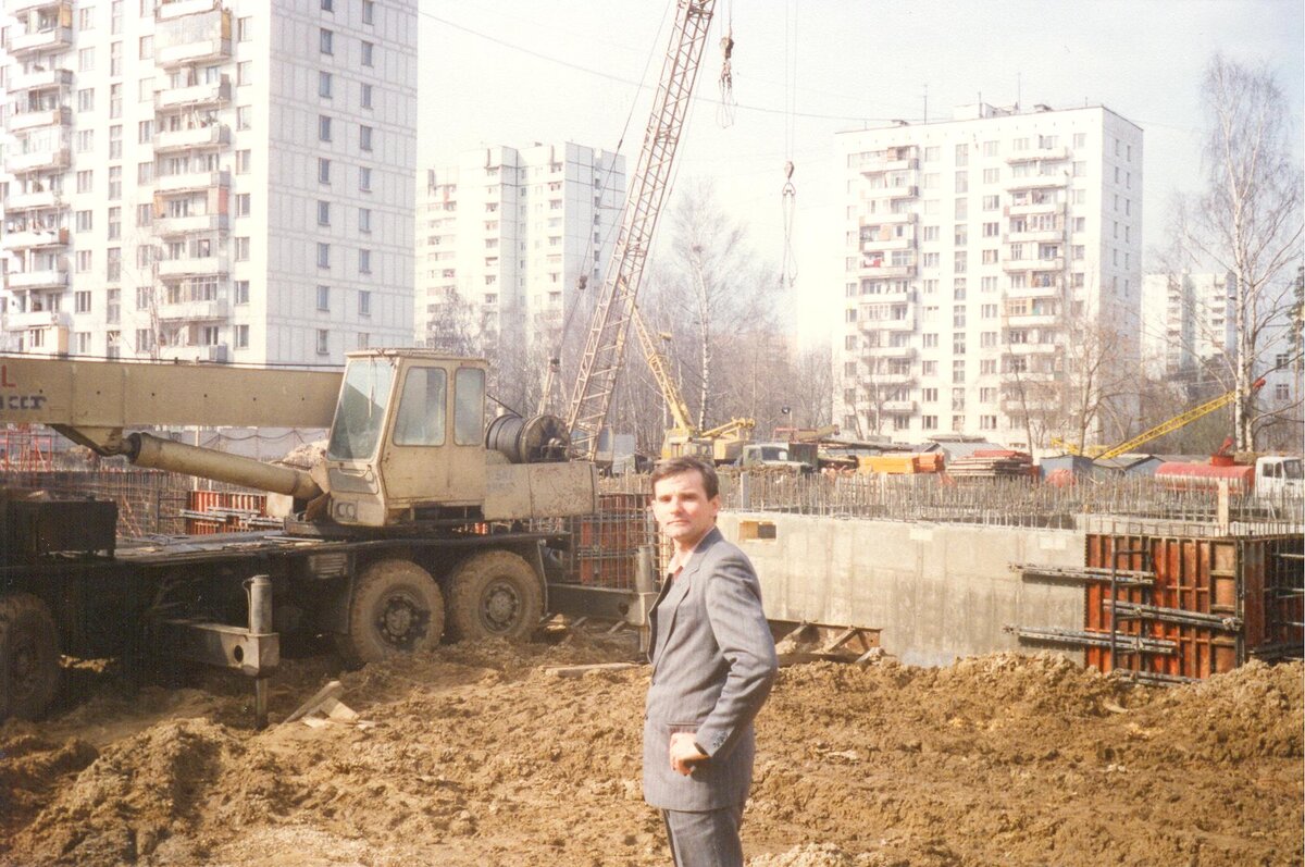 Основатель и лидер жилищного движения  "Народное домостроение" Г.С.Иванцов в начале строительства одного из первых домов программы доступного жилья на ул.Печерская в СВАО 1995г