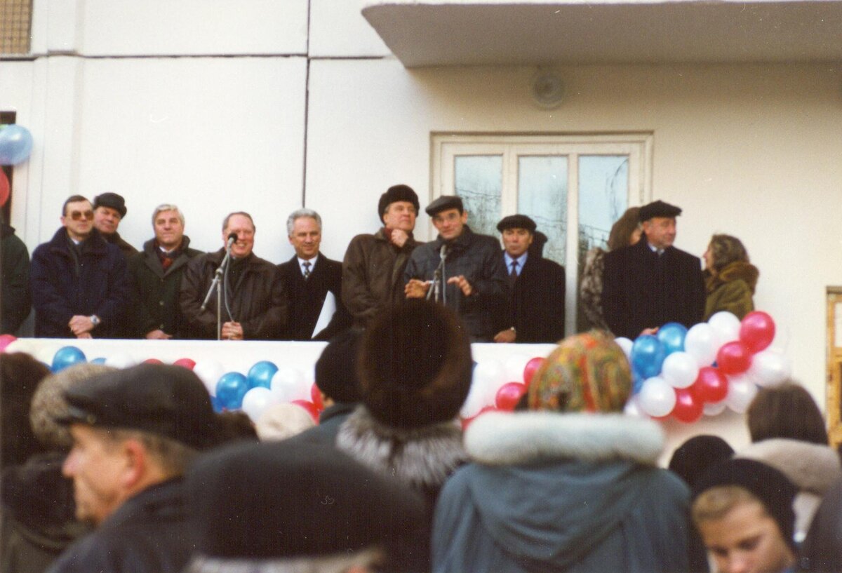 Выступление лидера жилдвижения Иванцова Г.С. на митинге при сдаче второго дома в эксплуатацию на ул.Челюскинская рядом с членами правительства Москвы и министром строительства России Е.Басиным                