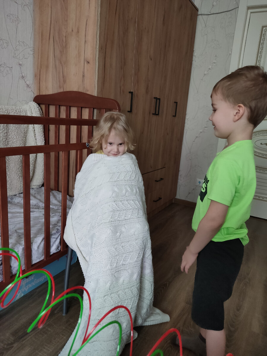 За то время, что мы с Яриком сидим дома на карантине, заметила перемены в поведении в лучшую сторону. По крайней мере, он почти перестал тыкать в глаза и творить откровенную дичь. Но каждое такое "отклонение" приходится долго и муторно прорабатывать и искоренять. Сейчас на очереди огрызание, обзывательства и попытки доминировать над всеми - тоже "фишечки" В., которые он демонстрирует при общении с воспитателями.