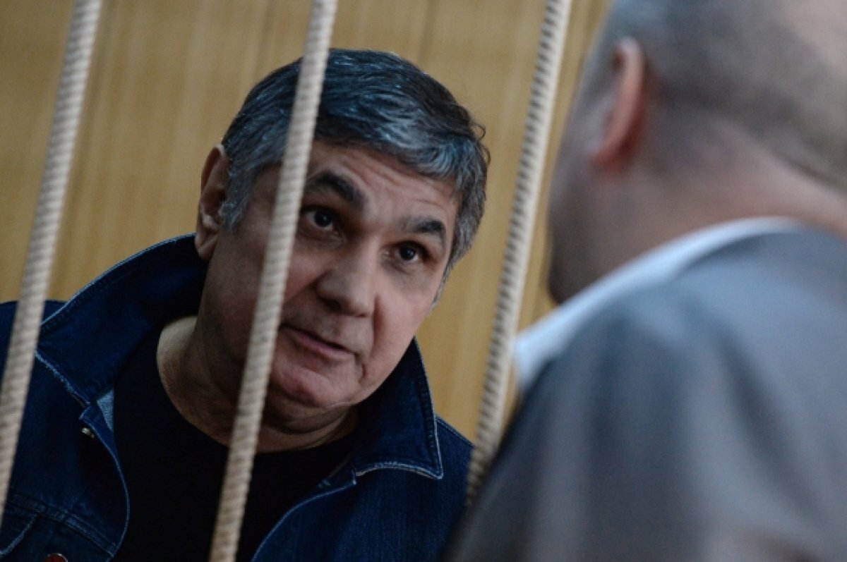    Шакро Молодой.