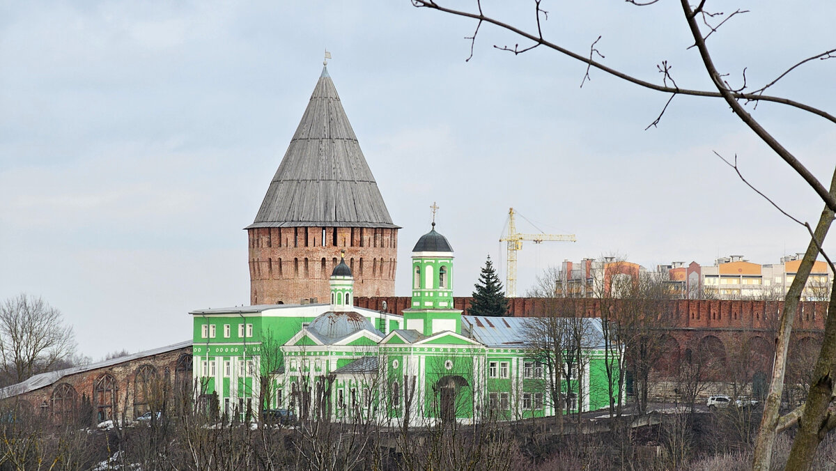 Крепость 17 века, храм 18-го и новостройки 21-го - на одном пейзаже.