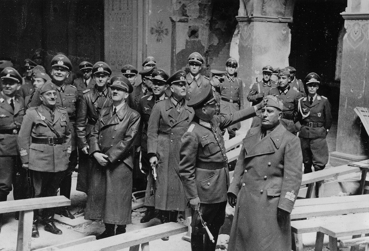 Гитлер и Муссолини в Брестской крепости, 28 августа 1941 года.