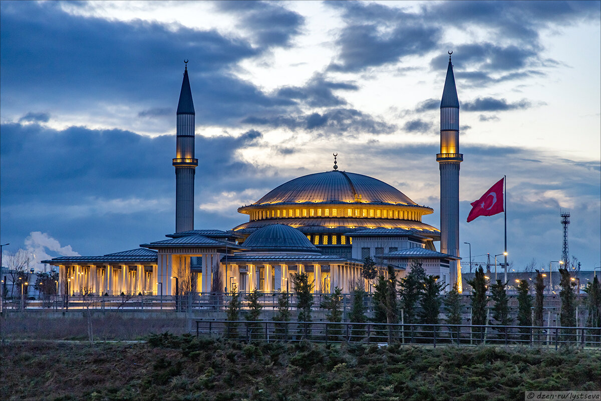 Мечеть Ali Kushchu Mosque в аэропорту Стамбула на рассвете