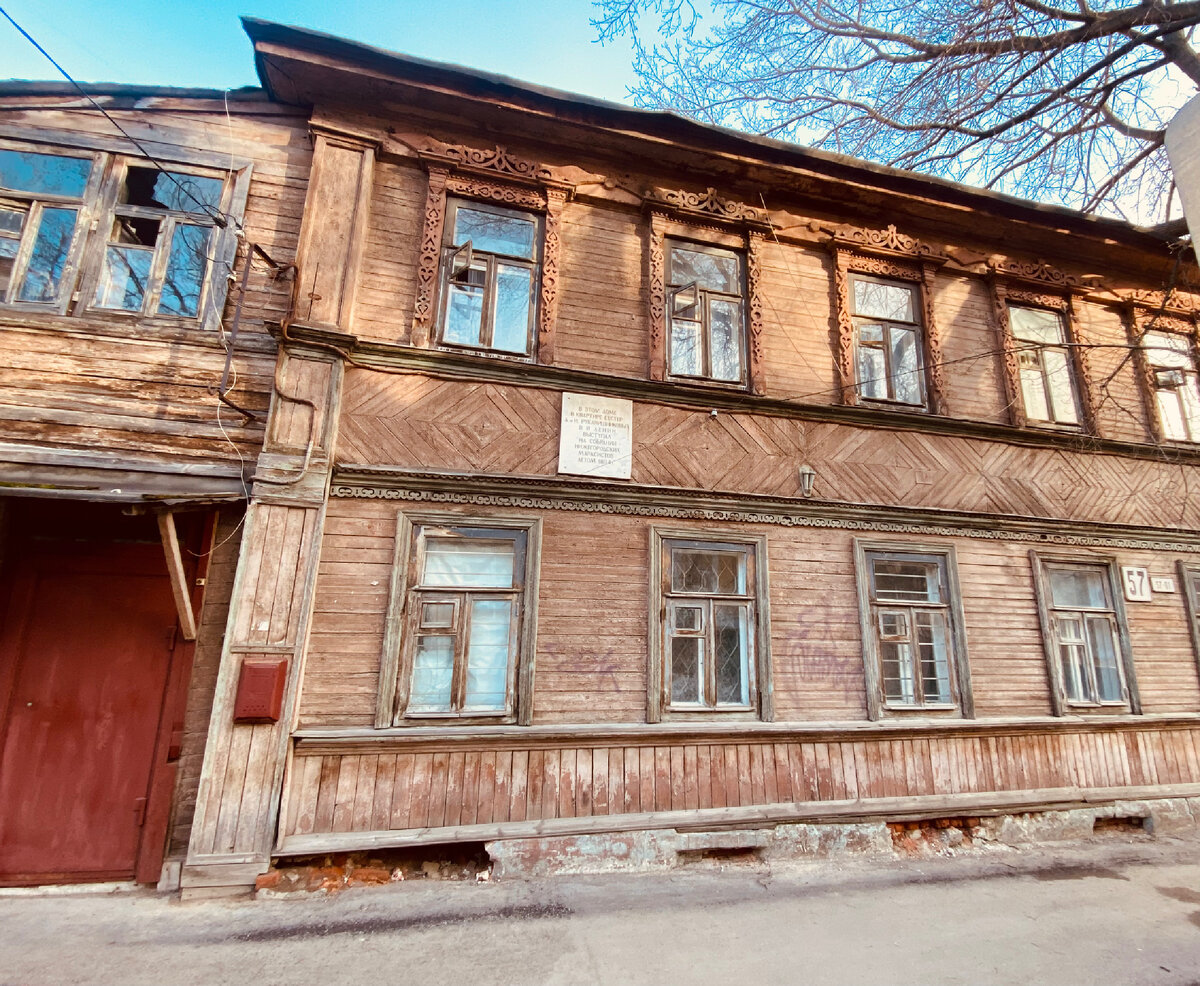 В этом доме выступал Ленин. Это жилой многоквартирный дом