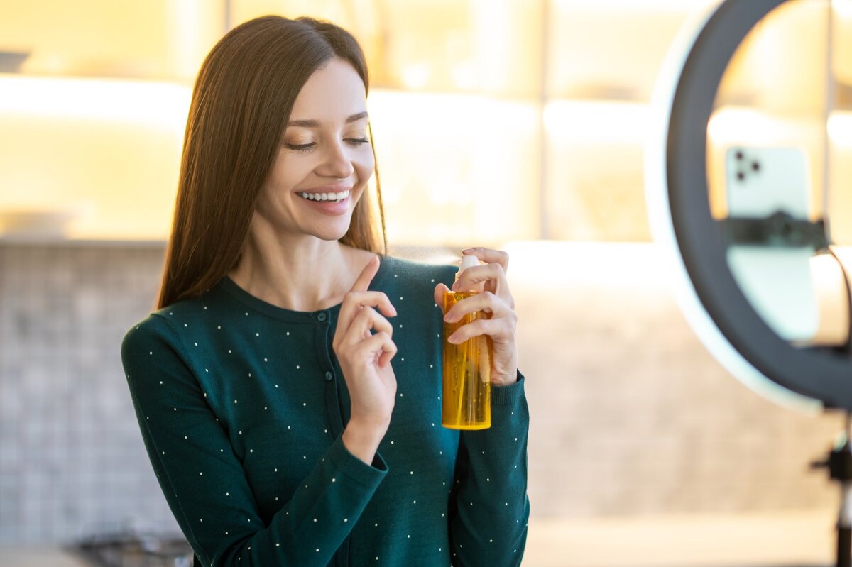    В среднем парфюм держится на волосах 5-6 часов, но для усиления эффекта стилисты рекомендуют выбирать аромат из одной линейки с шампунем и кондиционером. Фото: freepik