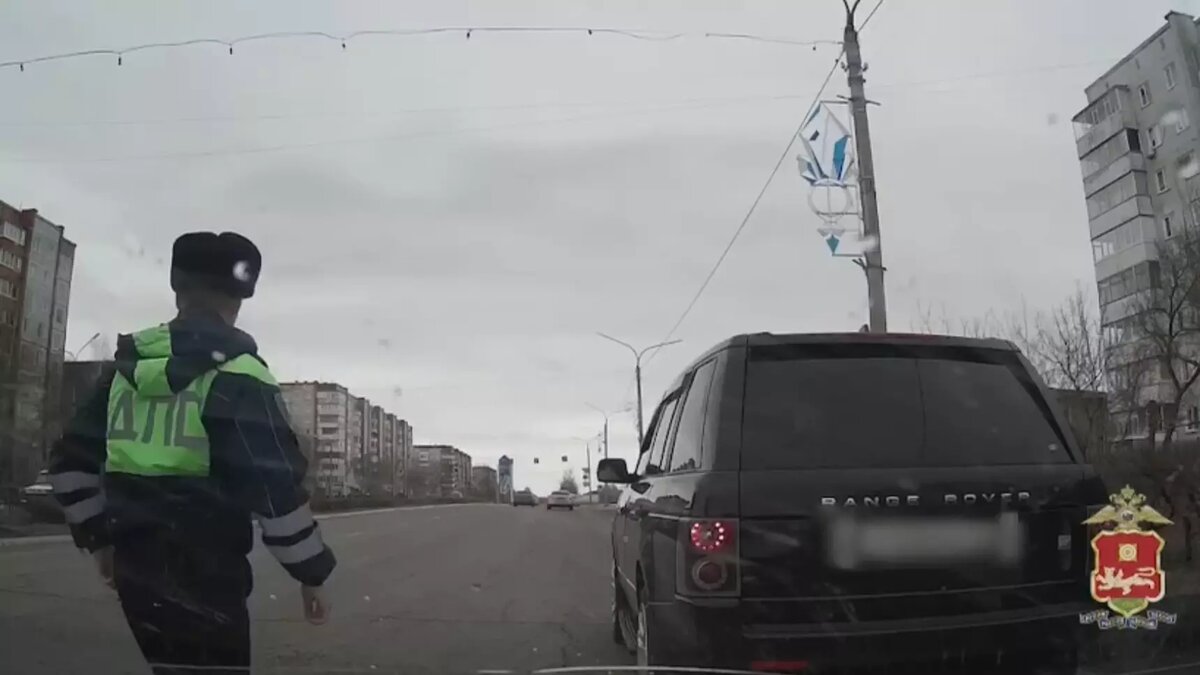     Житель Саяногорска опубликовал видео в одной из социальных сетей. Он объявил «конкурс» для сотрудников ДПС. «Победителем» станет экипаж, который первым растонирует его Range Rover, сообщает МВД по Хакасии.
