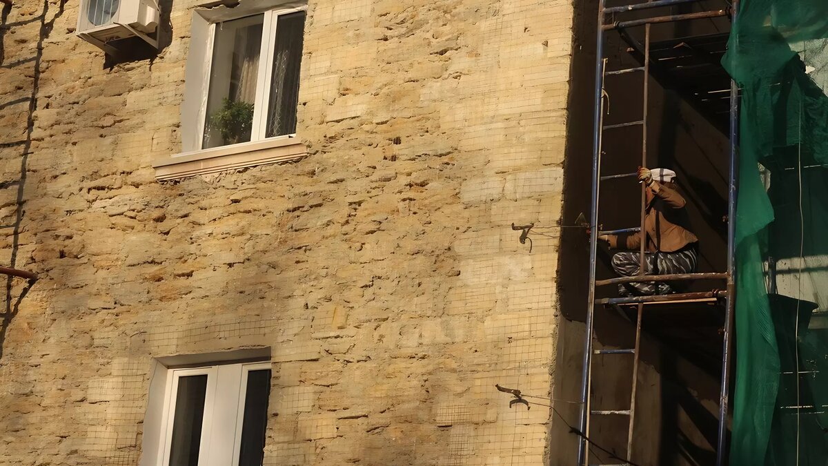     Власти уже пытались отремонтировать фасад дома, но не смогли найти деньги. В этот раз работы решили разделить на три этапа.