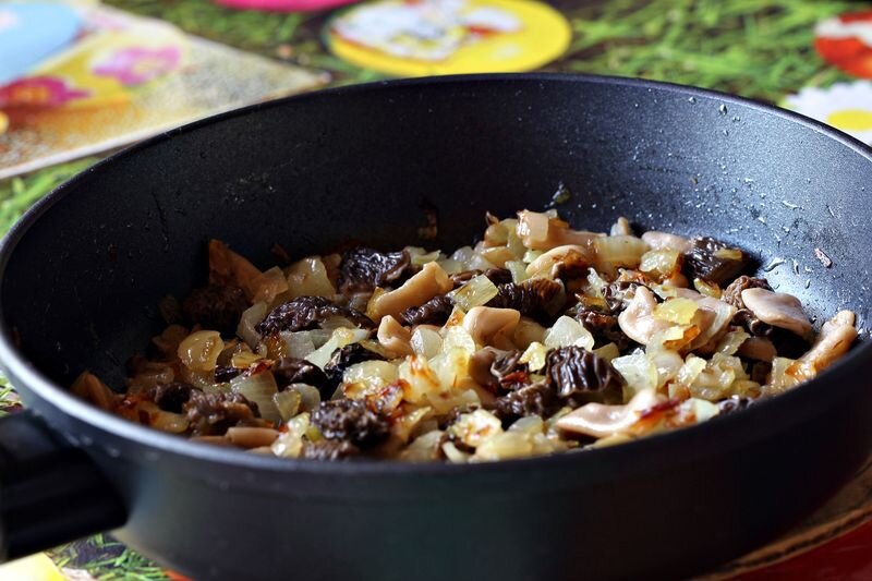 Сморчки жареные. Сморчки приготовить вкусно на сковороде. Сморчки приготовить вкусно на сковороде. Сморчки сушеные. Сморчки с картошкой жареные.