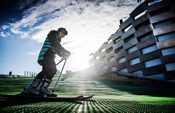    Технокомплекс Amager Bakke — мусоросжигательный завод на острове Амагер, Копенгаген, Дания. В 2019 году на его крыше был открыт горнолыжный склон.Mads Claus Rasmussen/EPA/TASS