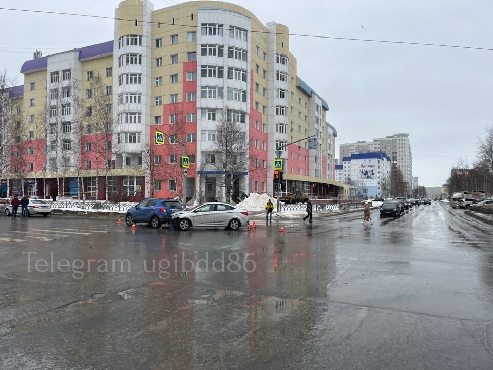    В Нижневартовске автоледи нарушила ПДД и попала в аварию