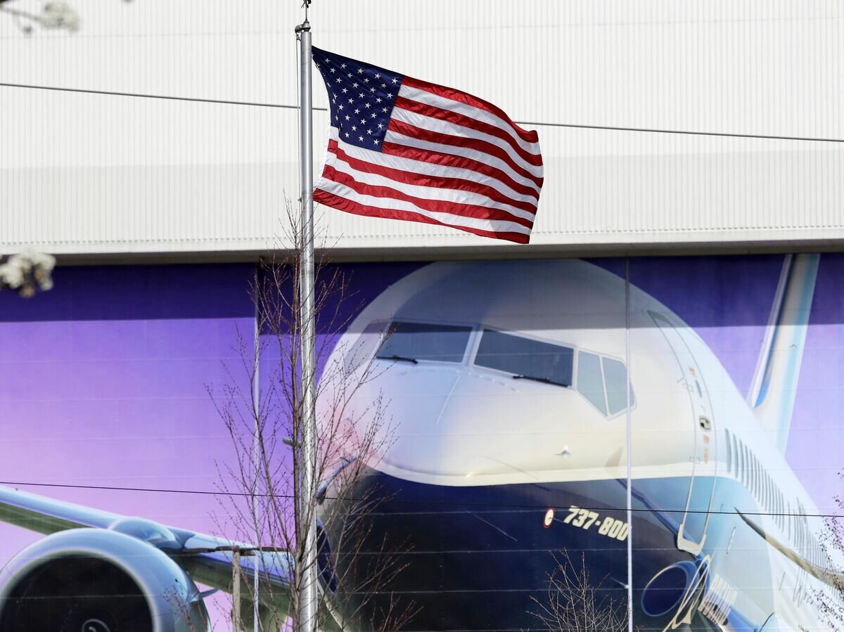    Американский флаг перед заводом по производству самолетов Boeing© AP Photo / Elaine Thompson