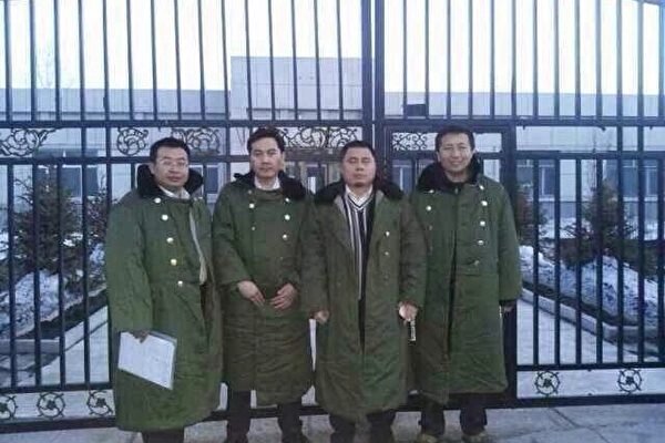 (Слева направо) Цзян Тяньюн, Ван Чэн, Чжан Цзюньцзе и Тан Цзитянь — адвокатs, подвергшиеся насилию со стороны властей за защиту прав последователей Фалуньгун. Цзянсаньцзян, март 2014 года. (Courtesy of an Insider)