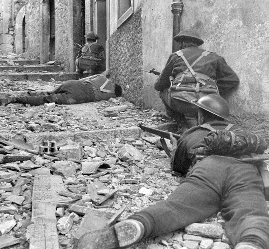 Канадские солдаты с винтовкой №4 Mk.I. У среднего на винтовке установлен штык-"свинокол".