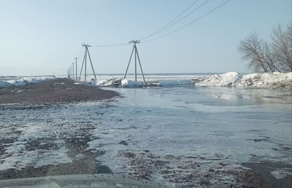    Жители поселка Чкалов под Оренбургом показали, как во время паводка выглядит потенциальная площадка для строительства кладбища