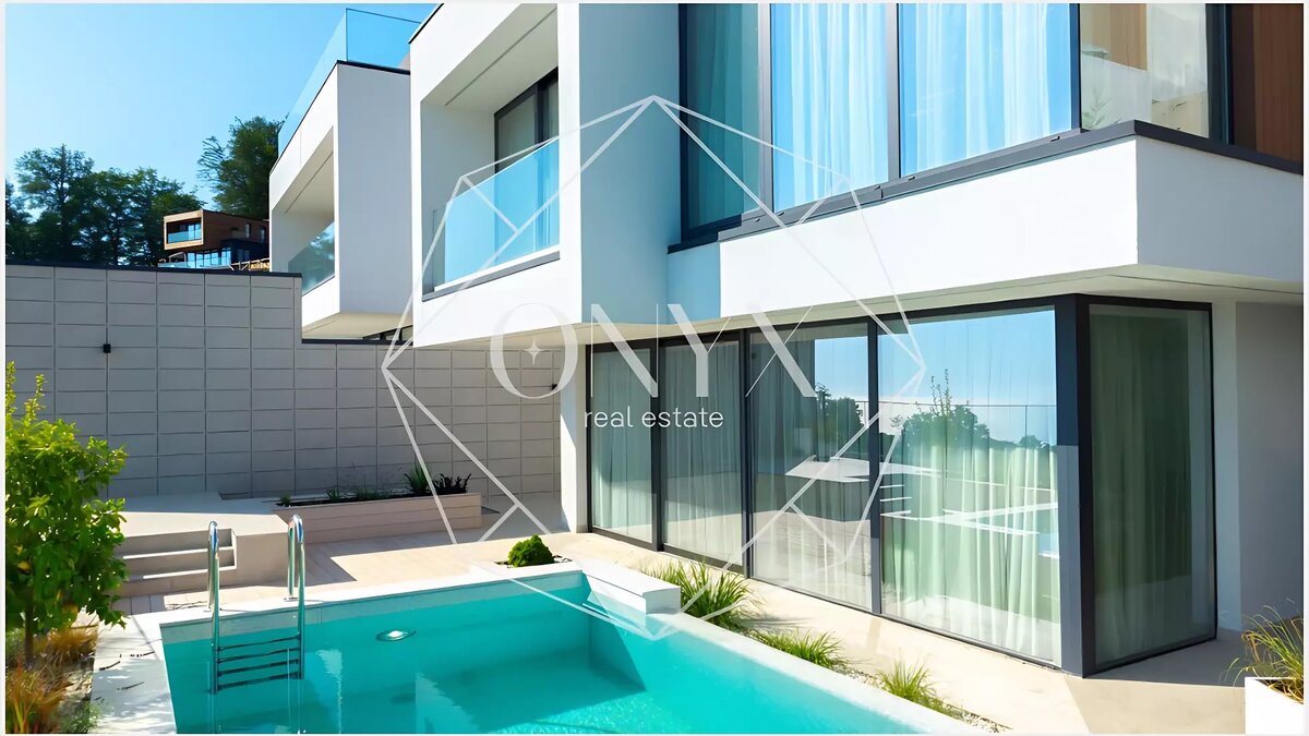     Цены на недвижимость в Краснодарском крае постоянно бьют рекорды, так в Хосте риелторы пытаются продать дом в хай-тек стиле за 950 миллионов рублей, рассказали в агентстве недвижимости «Оникс».