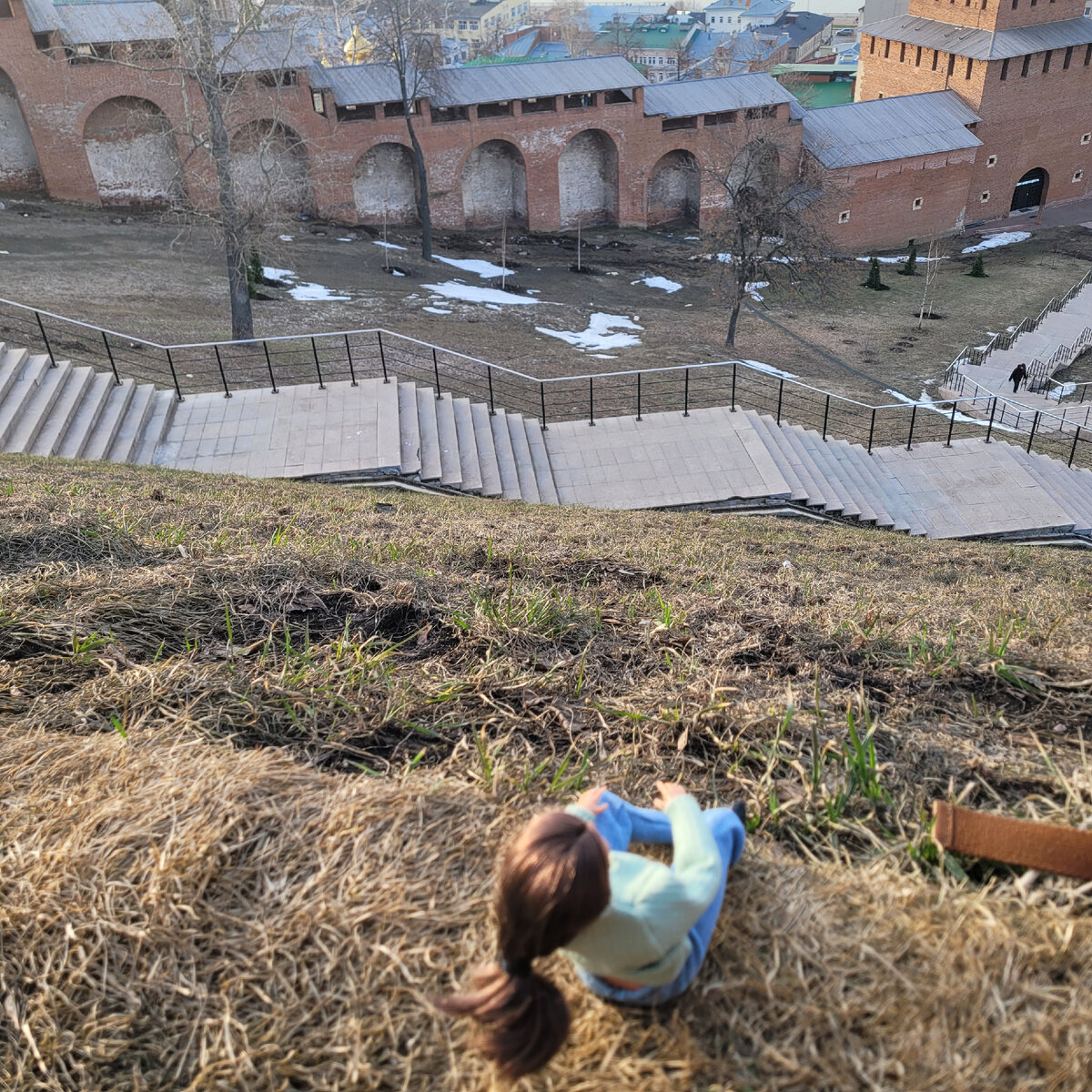 Это не мое! Даже лямку не убрала, так торопилась.