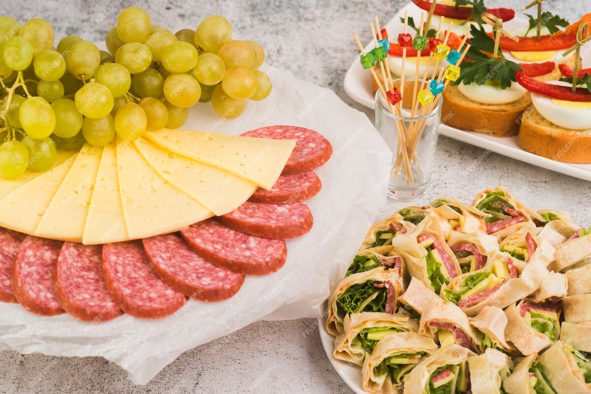 Простой и вкусный фуршетный стол: организуем так, чтобы он понравился всем!  Фото: freepik.com